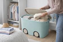 Recamania Caja de almacenamiento de plástico color verde menta con ruedas y tapa 45 L - Organizador grande para ropa, juguetes y hogar, resistente y ligera, fácil de mover, ideal para dormitorios, armarios, trasteros y salas de juegos, medidas 58x38x32 cm - verde menta - Ver 6