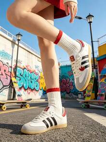 Adidas 中性 Samba OG 舒適輕量低筒休閒運動鞋，適合日常穿著、戶外運動與休閒，JQ5976 - 白/黑色/栗紅 - 查看 2