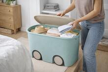 Recamania Caja de almacenamiento de plástico color verde menta con ruedas y tapa 45 L - Organizador grande para ropa, juguetes y hogar, resistente y ligera, fácil de mover, ideal para dormitorios, armarios, trasteros y salas de juegos, medidas 58x38x32 cm - verde menta - Ver 7