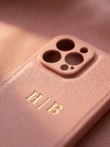 客製化個性化縮寫姓名 3D DIY 雕刻字母手機殼，相容 iPhone 17 16 15 14 13 12 11 Pro Max 16 15 14 Plus，相容 Galaxy S25 S24 S23 S22 S21 Ultra Plus A55 A54 A53 A52 A34 A33 A32 A15 A14 A13 A12，後蓋奢華韓風軟 PU 皮革防震保護殼，燙金皮革手機殼，節日禮物送給愛人、朋友、家人 - 粉色 - 查看 6
