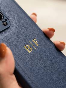 客製化個性化縮寫姓名 3D DIY 刻字字母手機殼，相容 iPhone 17 16 15 14 13 12 11 Pro Max 16 15 14 Plus，相容 Galaxy S25 S24 S23 S22 S21 Ultra Plus A55 A54 A53 A52 A34 A33 A32 A15 A14 A13 A12，後蓋奢華韓風軟 PU 皮革防震保護殼，燙金皮革手機殼，節日禮物送給愛人、朋友、家人 - 藏蓝色 - 查看 3
