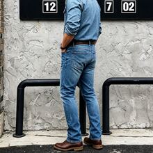 Jeans de mezclilla lavados con efecto desgastado, corte slim favorecedor, versátiles y casuales para hombre - Azul - Ver 2