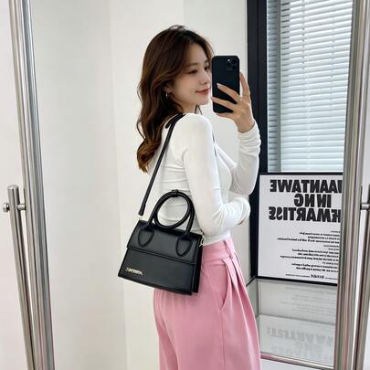 Elegante bolso de hombro para mujer con correa de cadena dorada, acentos rosas y diseño clásico de dos tonos - Bolso cruzado de moda adecuado para uso diario