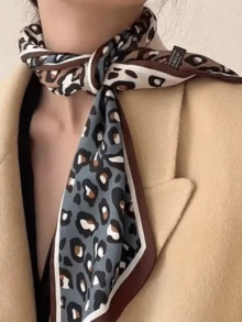 1条长款真丝围巾，双面印花，触感如丝般柔滑，适合春、夏、秋季女性佩戴，可围在脖子上，搭配衬衫、牛仔裤，也可作发圈或头巾，是海滩、度假、旅行的必备配饰。 - 彩色 - 查看 10