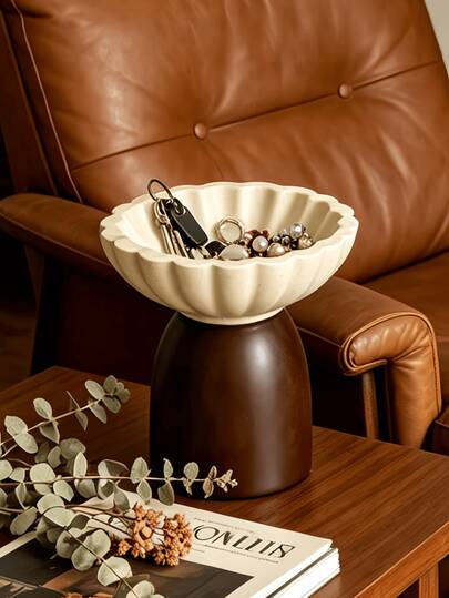 Diese stehende dekorative Schale aus wellenförmig strukturiertem Harz ist sowohl ein modernes Desktop-Aufbewahrungsfach als auch ein luxuriöses Wohnaccessoire. Mit einer Größe von nur 8,5 cm x 7,5 cm ist sie kompakt und exquisit, platzsparend und passt perfekt zu verschiedenen Desktop-Arrangements. Sie eignet sich für Couchtische, Badezimmer, Wohnzimmer-Frisiertische, Eingangsschränke und Esstische und wertet die Wohnatmosphäre auf. Ob als Geschenk für Freunde und Familie oder für den persönlichen Gebrauch, sie ist eine ideale Wahl.
