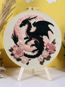 1 pieza Kit completo de bordado 20x20cm/7.9in 9 estilos de dragón: Gótico, Castillo & Tema de dragón Patrón clásico minimalista Adecuado para principiantes adultos & amantes de los dragones Incluye tela, instrucciones, aro de bordado, aguja & hilo Regalo perfecto Arte para el hogar/oficina Alivio del estrés Manualidad - 20 x 20 cm - Ver 6