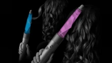 Dyson Airwrap I.D.™ 多功能吹風造型器 普魯士藍，一鍵打造完美捲髮。一鍵打造完美捲髮。全新錐形 Airwrap™ 捲髮筒，尖端漸細設計。送給媽媽、妻子和朋友的禮物 - 英規插(220-240V) - 查看 4
