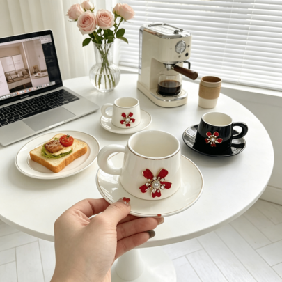 Lyxigt keramiskt kaffekopp- och fatset med röd diamantblommor, svart och vit dubbel färg, utsökt strass- och pärldekoration, vintage elegant Ins-stil design, lämpligt för hem, kontor och eftermiddagste, perfekt för kaffeälskare, utmärkt present till Eid, kombinerar praktisk funktion och atmosfär, passar flera livssituationer