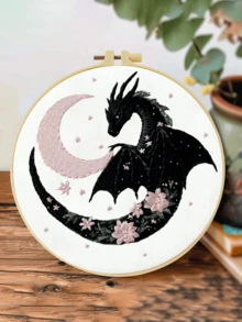 1 pieza Kit completo de bordado 20x20cm/7.9in 9 estilos de dragón: Gótico, Castillo & Tema de dragón Patrón clásico minimalista Adecuado para principiantes adultos & amantes de los dragones Incluye tela, instrucciones, aro de bordado, aguja & hilo Regalo perfecto Arte para el hogar/oficina Alivio del estrés Manualidad - 20 x 20 cm - Ver 17