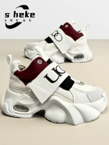 尺寸提示：(偏大) (偏大) 中性鞋款，適合男士，新款秋冬一腳蹬運動鞋，配扣帶、金屬吊飾，極簡時尚，2026休閒舒適時尚金屬扣氣墊緩震高跟厚底休閒鞋，優雅耐穿原創龐克風小眾設計韓系跑步鞋，四季運動時尚男鞋，聖誕主題鞋款 (偏大) - 白色 - 查看 2