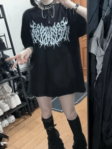 Y2K 暗黑哥德字體印花 T-shirt，青春學院風百搭修身上衣，適合學生休閒穿著，黑色 - 黑色 - 查看 5