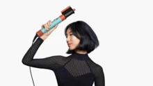 Dyson Airwrap I.D.™ 多功能造型吹風機 直髮波浪捲 陶瓷光澤/拓帕石橘色 HS08 一鍵打造完美捲髮 新款錐形 Airwrap™ 捲髮筒 錐形尖端 送給媽媽、妻子和朋友的禮物 - 英規插(220-240V) - 查看 4