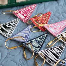 個性化三角旗刺繡包飾吊飾 | 定製字母鑰匙圈 | 金色登山扣 | 傳家寶風格禮物 | 行李吊牌 | 鑰匙圈、包包吊飾、開學季 - 彩色 - 查看 3