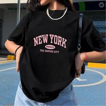 Playera negra con estampado tipográfico rosa de New York, estilo varsity y streetwear, camiseta gráfica manga corta, cuello redondo, outfit casual para mujer, uso diario, primavera verano - Negro - Ver 1