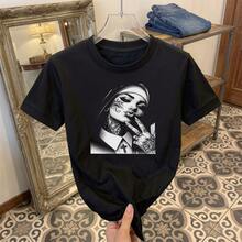 Black T-Shirt With A Tattooed Girl Print In Gothic Style, Peace Sign, Black And White Graphic, Streetwear, Urban Fashion, Short Sleeve, Round Neck, Casual Outfit For - 黑色 - 查看 2