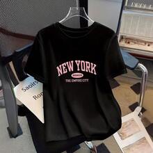 Playera negra con estampado tipográfico rosa de New York, estilo varsity y streetwear, camiseta gráfica manga corta, cuello redondo, outfit casual para mujer, uso diario, primavera verano - Negro - Ver 2