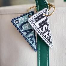 個性化三角旗刺繡包飾吊飾 | 定製字母鑰匙圈 | 金色登山扣 | 傳家寶風格禮物 | 行李吊牌 | 鑰匙圈、包包吊飾、開學季 - 彩色 - 查看 5