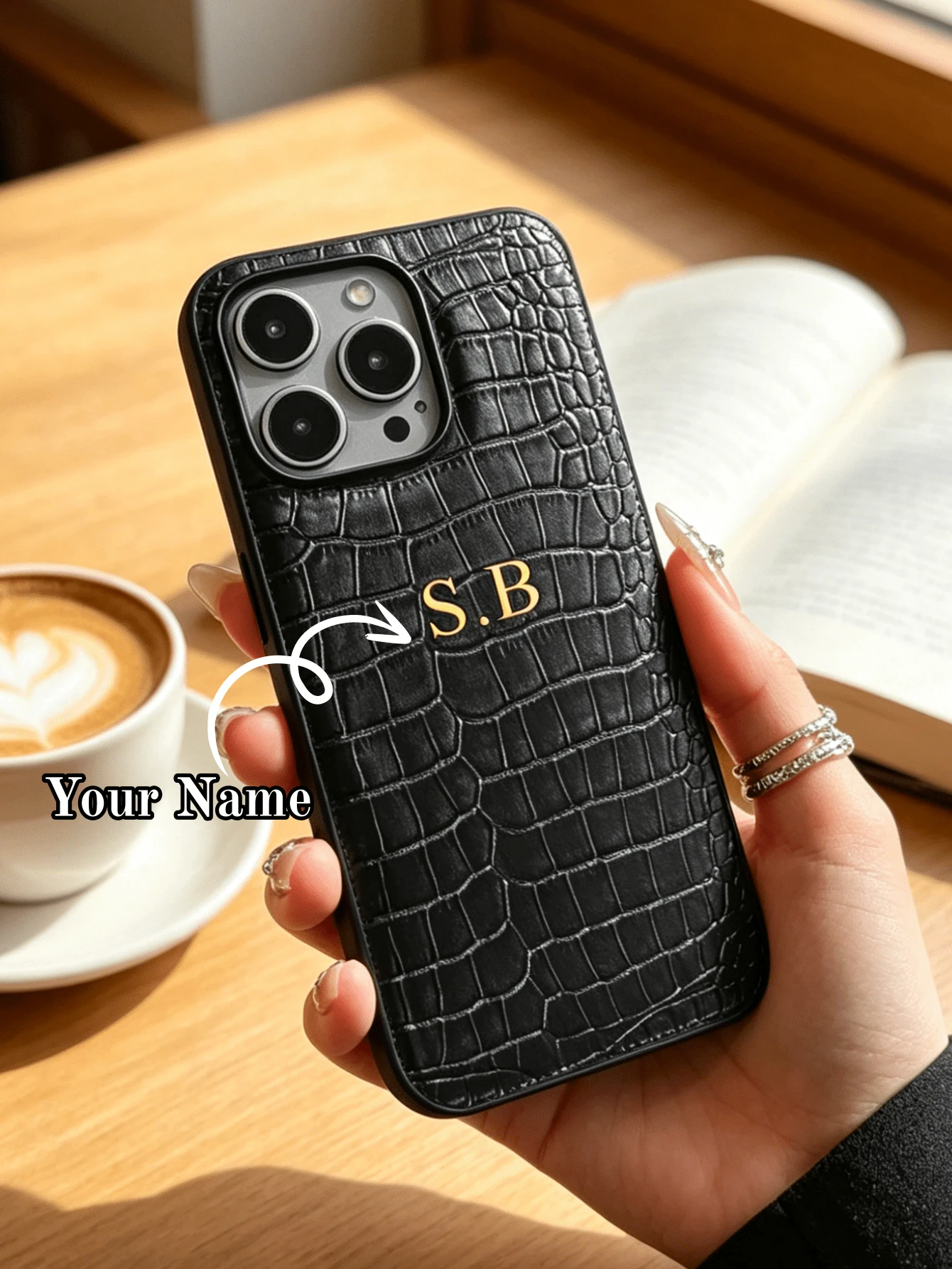 客製化鱷魚紋個性化姓名手機殼，適用於 iPhone 17 16 15 14 13 12 11 Pro Max 17 Air，3D DIY 雕刻金箔字母姓名縮寫，奢華 PU 皮革手機殼，適合情人、朋友、家人及自用的節日禮物