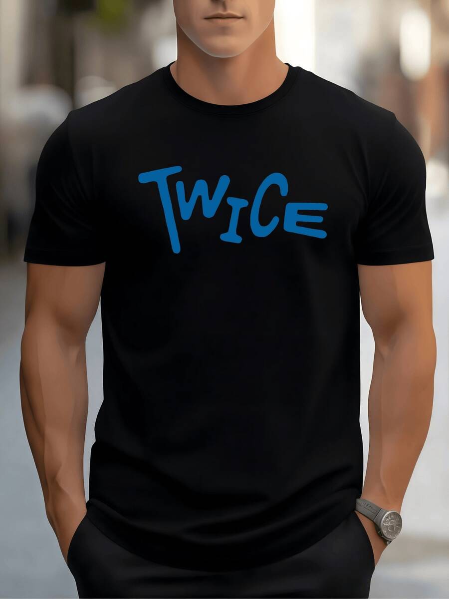 Letras azules que expresan dualidad fuerza y energía constante mediante este nombre en una cómoda y moderna camiseta de hombre versátil - Negro - Ver 1