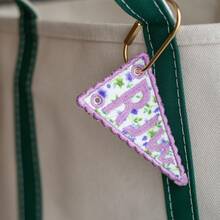 個性化三角旗刺繡包飾吊飾 | 定製字母鑰匙圈 | 金色登山扣 | 傳家寶風格禮物 | 行李吊牌 | 鑰匙圈、包包吊飾、開學季 - 彩色 - 查看 7