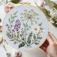 1套初學者刺繡套組，尺寸20x20公分/7.9x7.9英吋，花卉設計，包含刺繡布料、說明書、刺繡框、針線。適合送給朋友或家人作為禮物，也可用於家具裝飾或辦公室 - CXP4600-20X20 - 查看 5