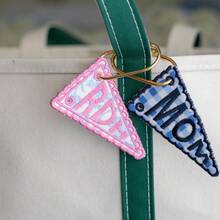 個性化三角旗刺繡包飾吊飾 | 定製字母鑰匙圈 | 金色登山扣 | 傳家寶風格禮物 | 行李吊牌 | 鑰匙圈、包包吊飾、開學季 - 彩色 - 查看 4