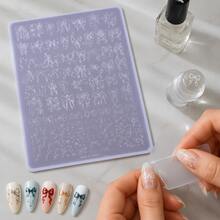Molde para unhas com laço, estilo feminino para o dia a dia. Estampa assimétrica de laço e fita, suave e versátil para usar no trajeto para o trabalho ou em encontros. Transferência por fricção com base nude clara e rosa pálido para um visual delicado e doce nas mãos. Placa retangular fina, fácil de guardar sem ocupar espaço na mesa. Use nos momentos livres para mudar rapidamente a decoração das unhas. O top coat brilhante destaca a textura transparente das linhas, enquanto o top coat fosco cria uma atmosfera suave e esfumaçada. Adequado para unhas naturais curtas, médias e longas ou unhas postiças, com estampa de laço livre. - Multicolorido - Visão 2