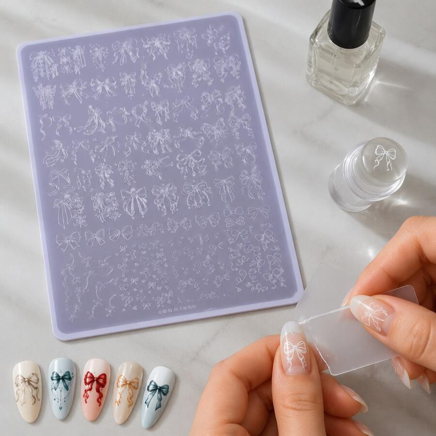 Molde para unhas com laço, estilo feminino para o dia a dia. Estampa assimétrica de laço e fita, suave e versátil para usar no trajeto para o trabalho ou em encontros. Transferência por fricção com base nude clara e rosa pálido para um visual delicado e doce nas mãos. Placa retangular fina, fácil de guardar sem ocupar espaço na mesa. Use nos momentos livres para mudar rapidamente a decoração das unhas. O top coat brilhante destaca a textura transparente das linhas, enquanto o top coat fosco cria uma atmosfera suave e esfumaçada. Adequado para unhas naturais curtas, médias e longas ou unhas postiças, com estampa de laço livre.