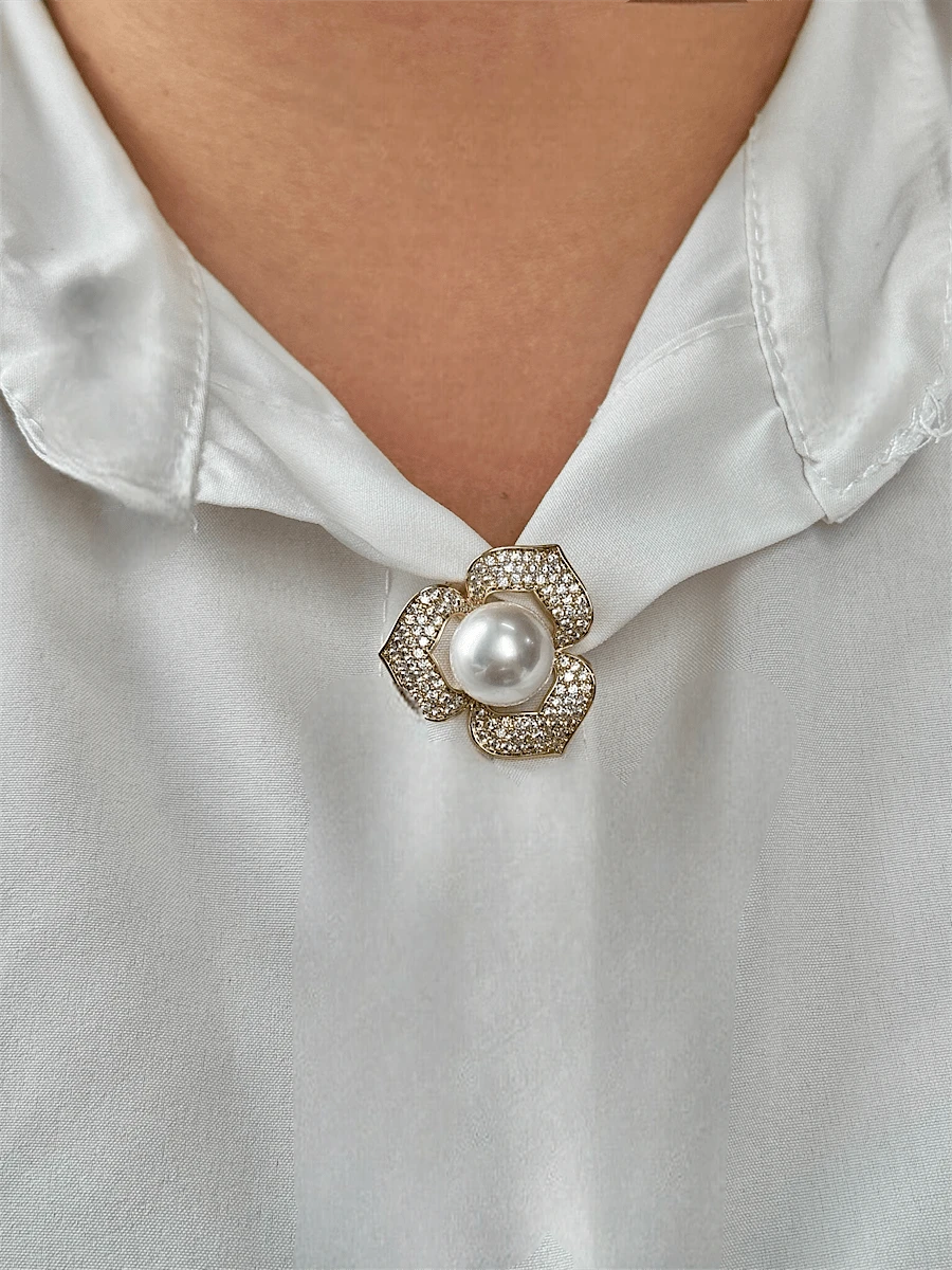 Flower Brooch Studded With Cubic Zirconia And A Central Pearl; A Classic And Versatile Brooch. - 金色 - 查看 1