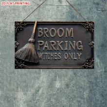 2D Plano - 1 pieza Placa de madera con diseño gráfico impreso, Placa de pared de madera, Estilo vintage "Solo estacionamiento de escoba de bruja". Esta decoración rústica de Halloween presenta un diseño de sombrero de bruja y escoba, con una apariencia similar a la madera, adecuada para el hogar, bar, cafetería - Negro y gris - Ver 4