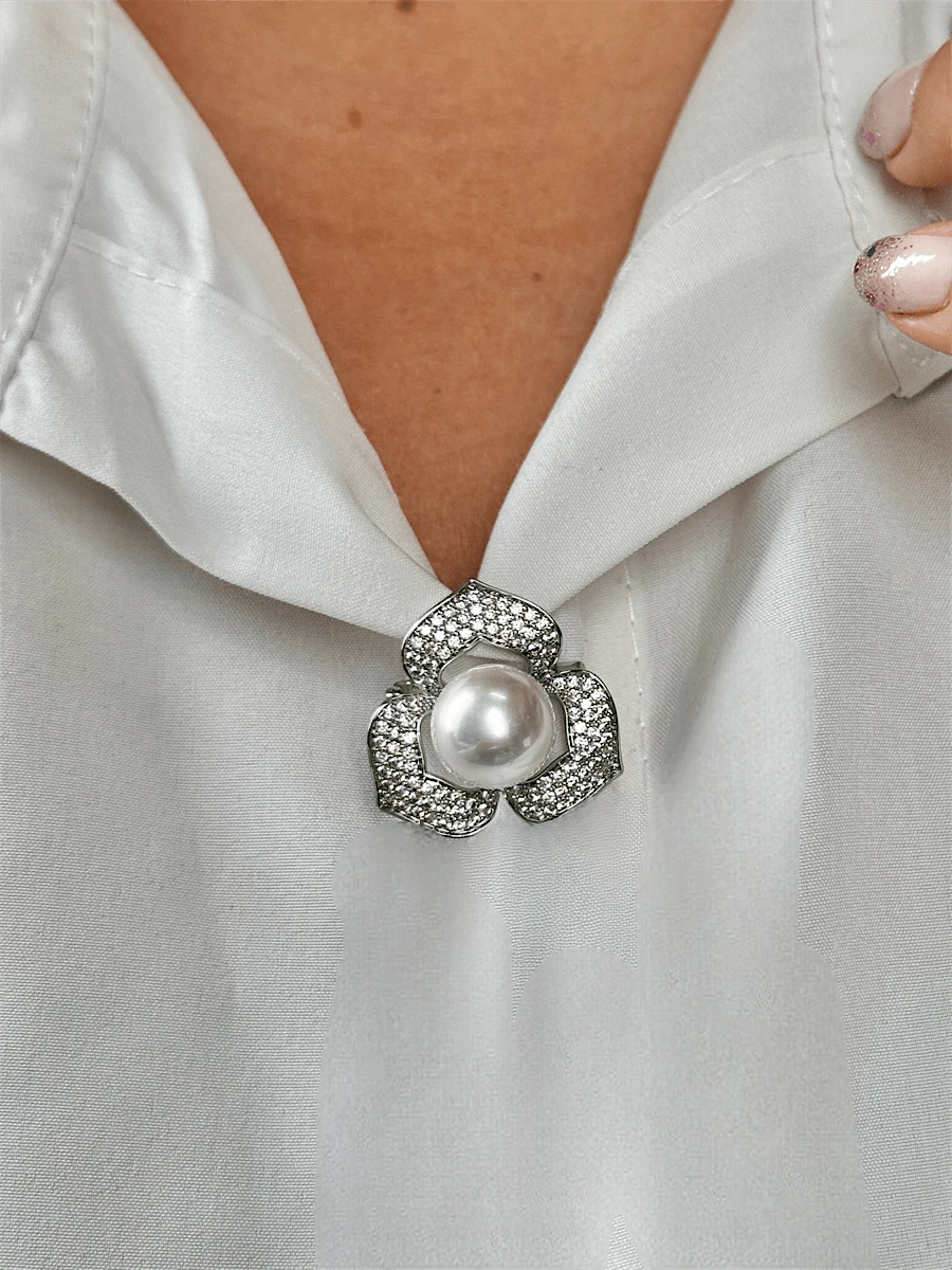 Broche de flor cravejado zircônia com pérola central um broche clássico e versátil - Prata - Visão 1