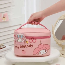 官方授權 Sanrio 系列彩色 PU 化妝包，可愛手提包與手拿包，適合存放化妝品、珠寶與個人用品，旅行方便攜帶 - 查看 2