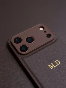 Huse de telefon personalizată cu initială și nume, compatibilă cu 17 16 15 14 13 Pro Max Plus Air, cu relief 3D, textură de lux tip lychee, din piele PU, carcasă protectoare, cadou ideal - Maro - Vizualizare 3