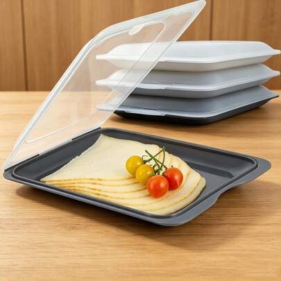 Cuatro recipientes apilables con tapas a juego para almacenar queso, embutidos y otros alimentos, que incluyen etiquetas adhesivas para marcar el contenido.