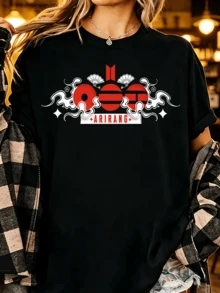 BTSBTS Unisex Schwarzes Arirang T-Shirt, traditioneller koreanischer Stil, großes einseitiges Design, rote Taegeuk-Kreise, koreanische Fächer, weiße Tintenwolken, rotes ARIRANG am unteren Rand, Vintage-Streetstyle aus Asien - Schwarz - Übersicht 1