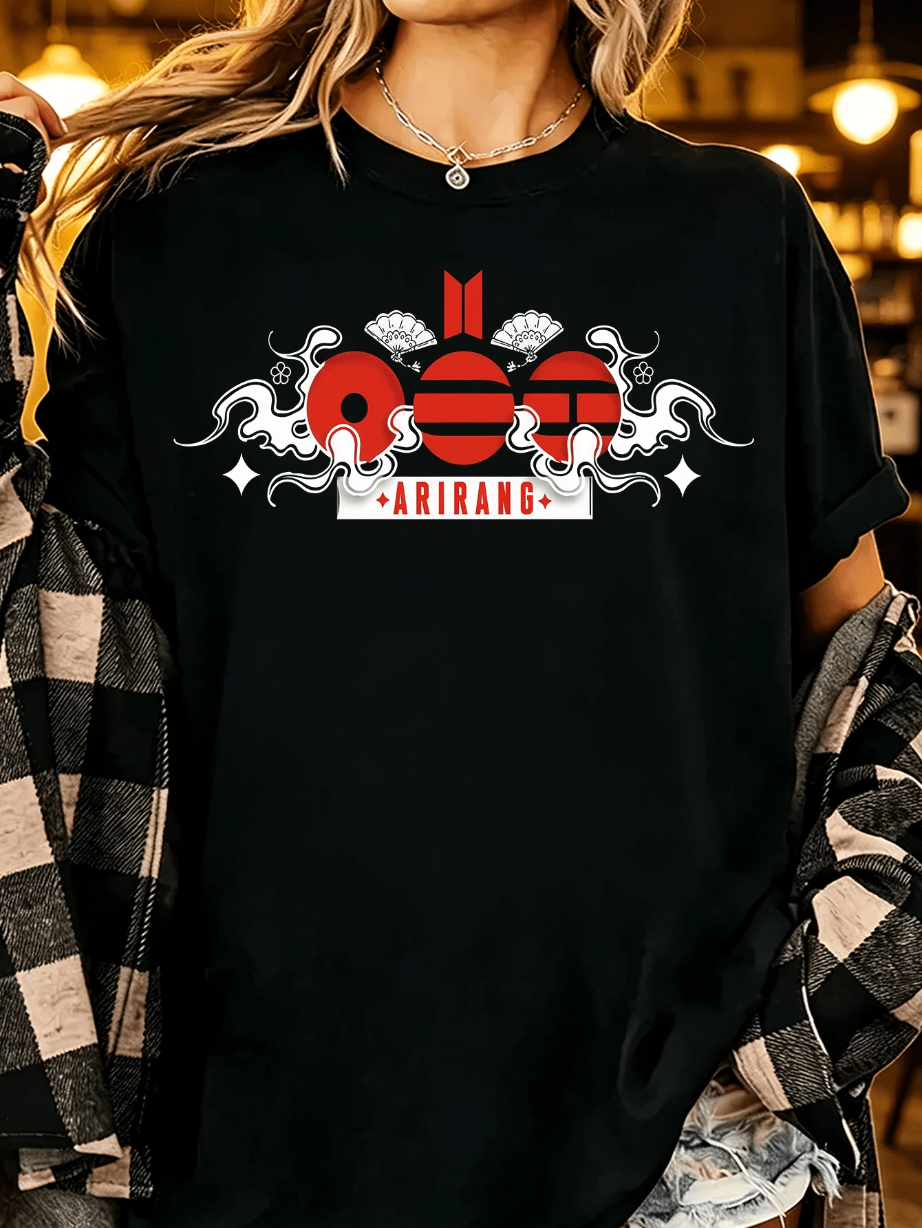 BTSBTS Unisex Schwarzes Arirang T-Shirt, traditioneller koreanischer Stil, großes einseitiges Design, rote Taegeuk-Kreise, koreanische Fächer, weiße Tintenwolken, rotes ARIRANG am unteren Rand, Vintage-Streetstyle aus Asien - Schwarz - Übersicht 1