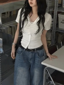 鈕扣V領抓皺修身短袖T恤，甜酷辣妹風，顯腰多穿百搭上衣，夏季休閒白色 - 白色 - 查看 7