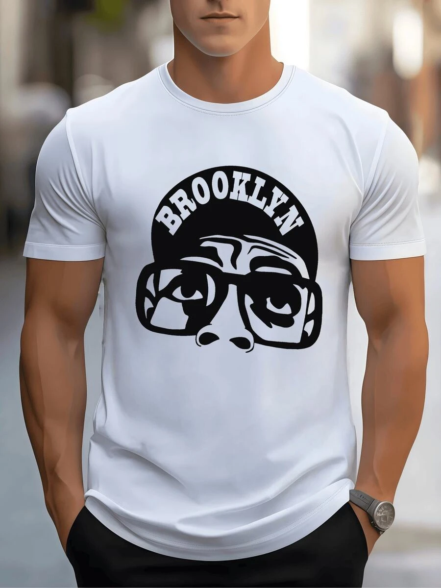 Rostro urbano con gafas oscuras y gorra bajo el texto Brooklyn simboliza la cultura callejera moderna y la energía joven camiseta de hombre - Blanco - Ver 1