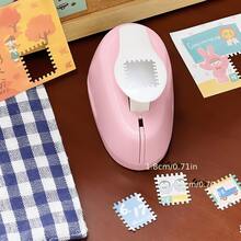 1件裝粉色紙孔沖壓與壓花工具-印章壓花器,印章造型裝飾,適用於剪貼簿、手帳、卡片製作、照片、學校辦公用品與紙藝手工,耐用且方便 - 均碼 - 查看 5