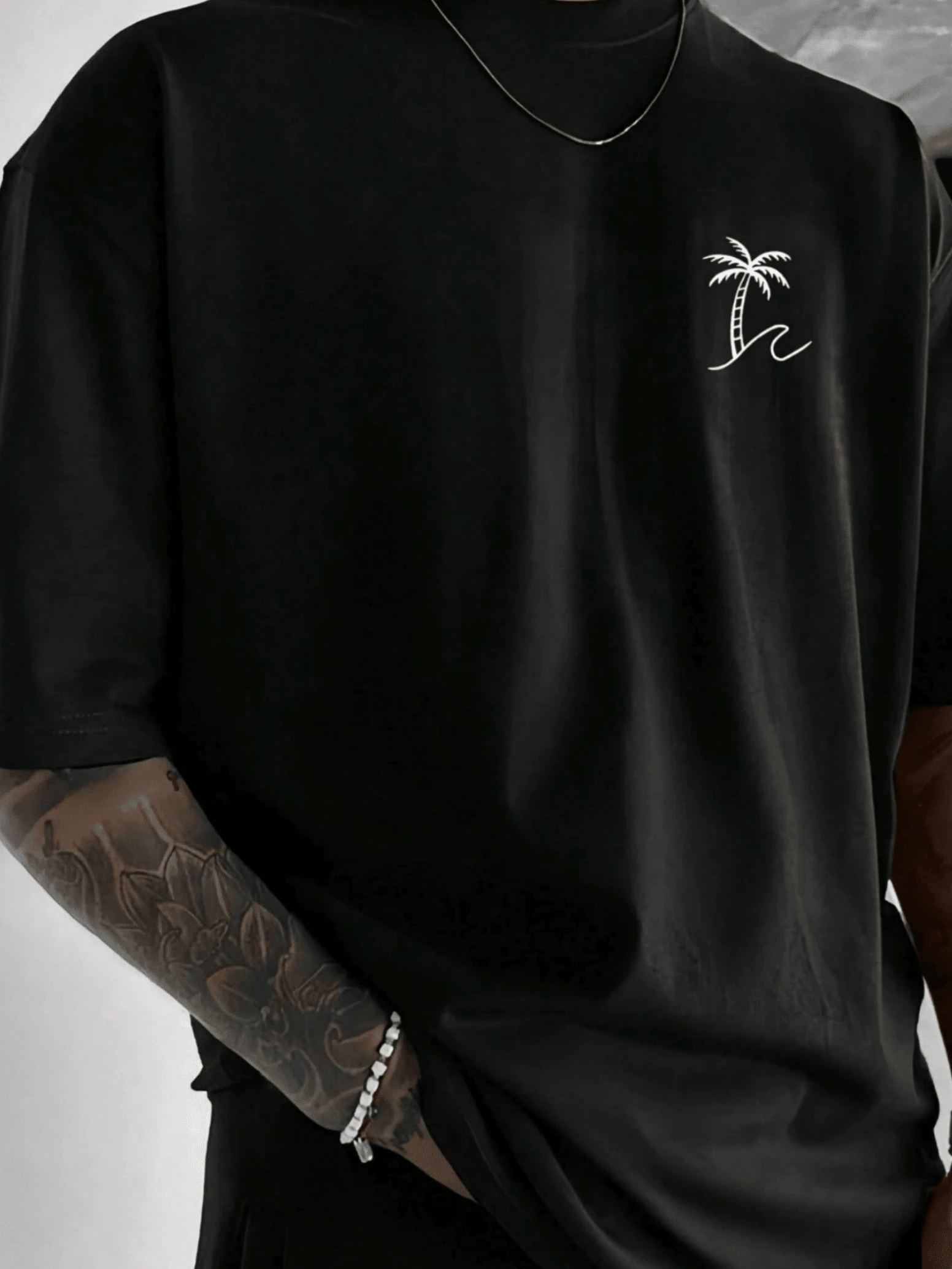 Palmera solitaria frente a las olas del mar que representa la paz mental y la libertad espiritual al viajar en cada camiseta de hombre - Negro - Ver 1