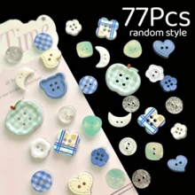 11/22/33/44/55/66/77/88/99入 藍粉色鈕扣組 - 隨機圖案與顏色 柔藍、愛心、花卉圖案、球形淺藍/天藍/白色 - 適用於縫紉、編織、手工DIY - 耐用塑料布料扣件 - 初學者與專業人士必備、裝飾鈕扣、紋理表面 - 多色 - 查看 17