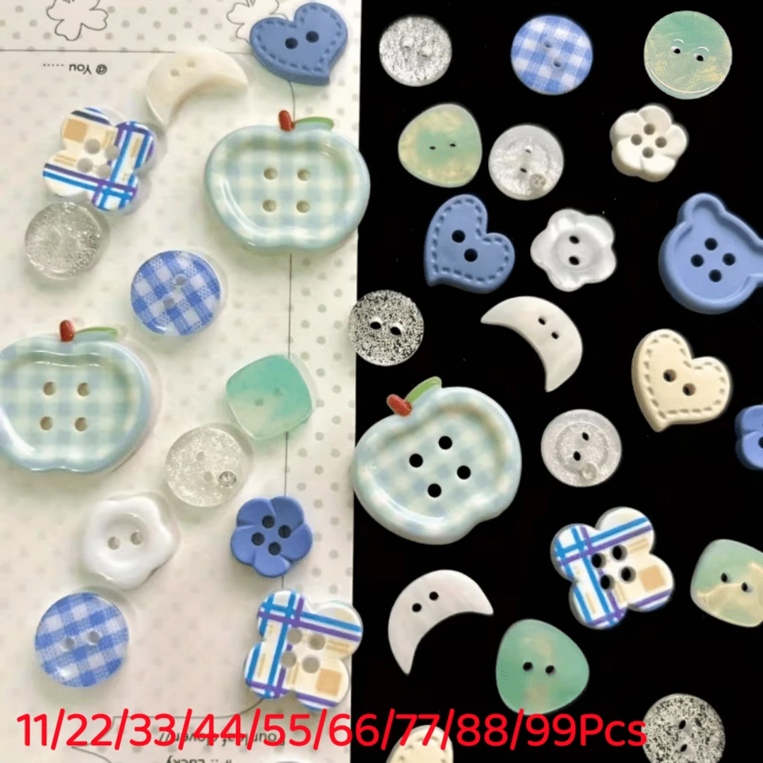 11/22/33/44/55/66/77/88/99入 藍粉色鈕扣組 - 隨機圖案與顏色 柔藍、愛心、花卉圖案、球形淺藍/天藍/白色 - 適用於縫紉、編織、手工DIY - 耐用塑料布料扣件 - 初學者與專業人士必備、裝飾鈕扣、紋理表面 - 多色 - 查看 1