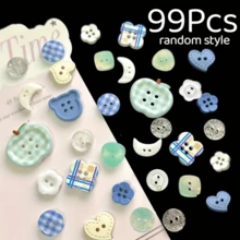 11/22/33/44/55/66/77/88/99入 藍粉色鈕扣組 - 隨機圖案與顏色 柔藍、愛心、花卉圖案、球形淺藍/天藍/白色 - 適用於縫紉、編織、手工DIY - 耐用塑料布料扣件 - 初學者與專業人士必備、裝飾鈕扣、紋理表面 - 多色 - 查看 18
