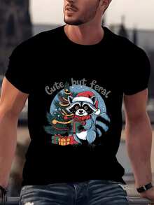 Mapache navideño con gorro y bufanda sosteniendo regalos junto a árbol decorado en Camiseta de hombre 100% algodón - Negro - Ver 1
