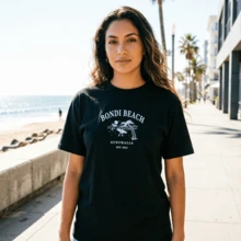 Camiseta blanca algodón mujer, estampado Bondi Beach Australia surf vintage, top veraniego para vacaciones costeras - Negro - Ver 3