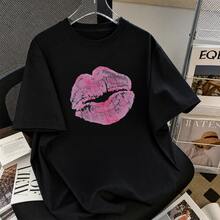 Camiseta negra con estampado de labios rosas, diseño gráfico minimalista y trendy, playera gráfica manga corta cuello redondo, estilo juvenil y outfit casual para mujer, uso diario - Negro - Ver 2