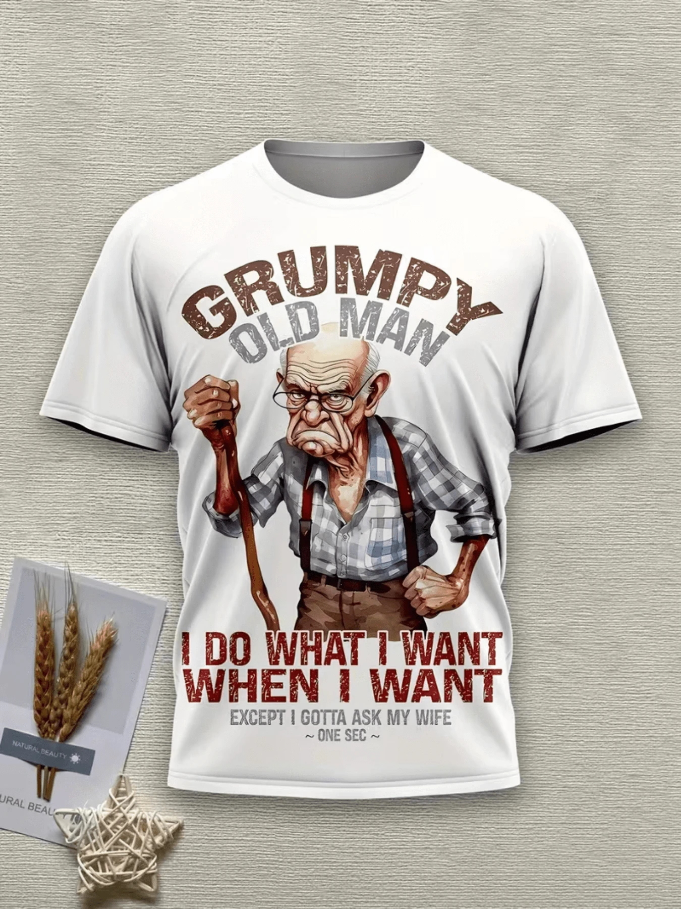 Anciano gru?ón con bastón mostrando humor rebelde y actitud divertida al hacer lo que quiere camiseta de hombre casual divertida - Blanco - Ver 1