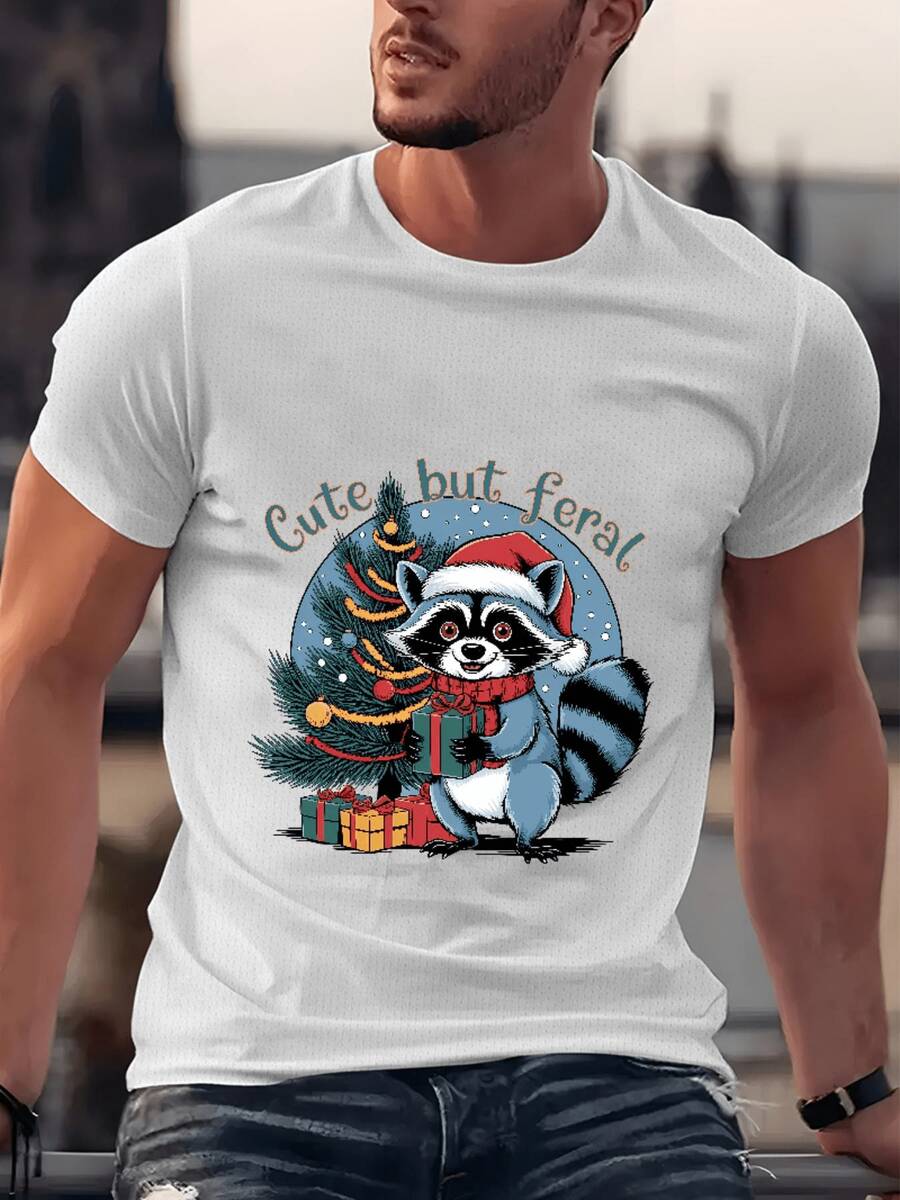 Christmas Raccoon Wearing A Hat And Scarf Holding Gifts Next To A Decorated Tree On A Men's 100% Cotton T-Shirt - 白色 - 查看 1