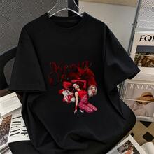 Playera negra con estampado de collage femenino en rojo, estilo gráfico retro y streetwear, camiseta manga corta cuello redondo, moda urbana y outfit casual para mujeres jóvenes - Negro - Ver 2