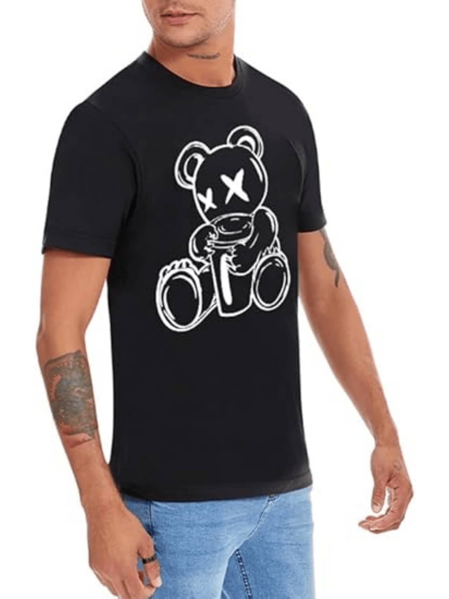 Oso de peluche con ojos en forma de equis sostiene una taza de café expresando rebeldía urbana moderna en esta gran camiseta de hombre - Negro - Ver 1